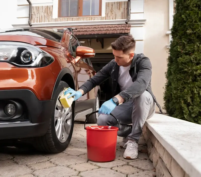 Lavage auto à domicile École-Valentin : professionnel intervenant sur un véhicule